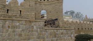 Gynybinė Azerbaidžano sostinės Baku siena mena Šlko keliu keliavusius prekeivių karavanus